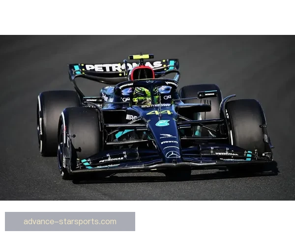 F1赛事最新动态：各大车队备战新赛季 冠军争夺战进入白热化阶段